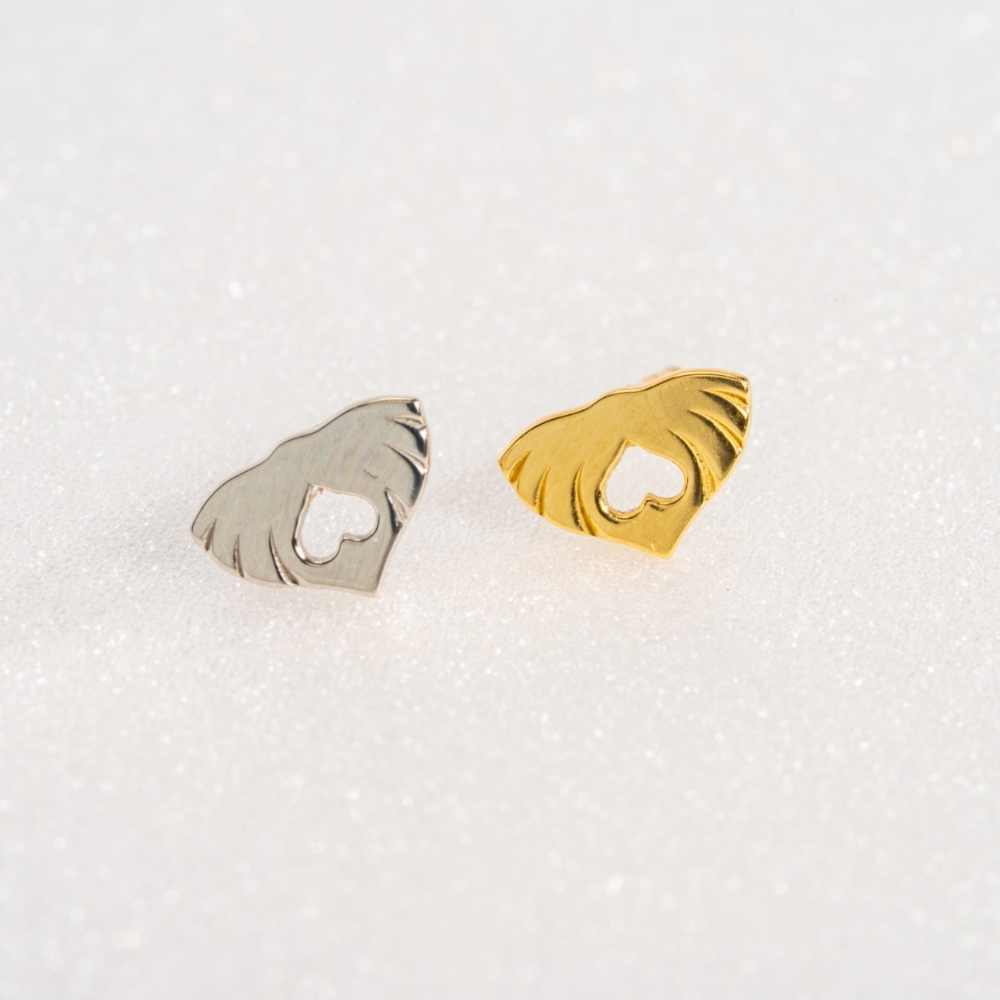 Emblem motif earrings with wings