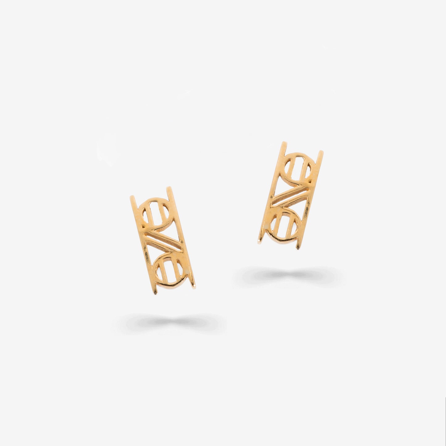 【エンブレムモチーフピアス　ONO】