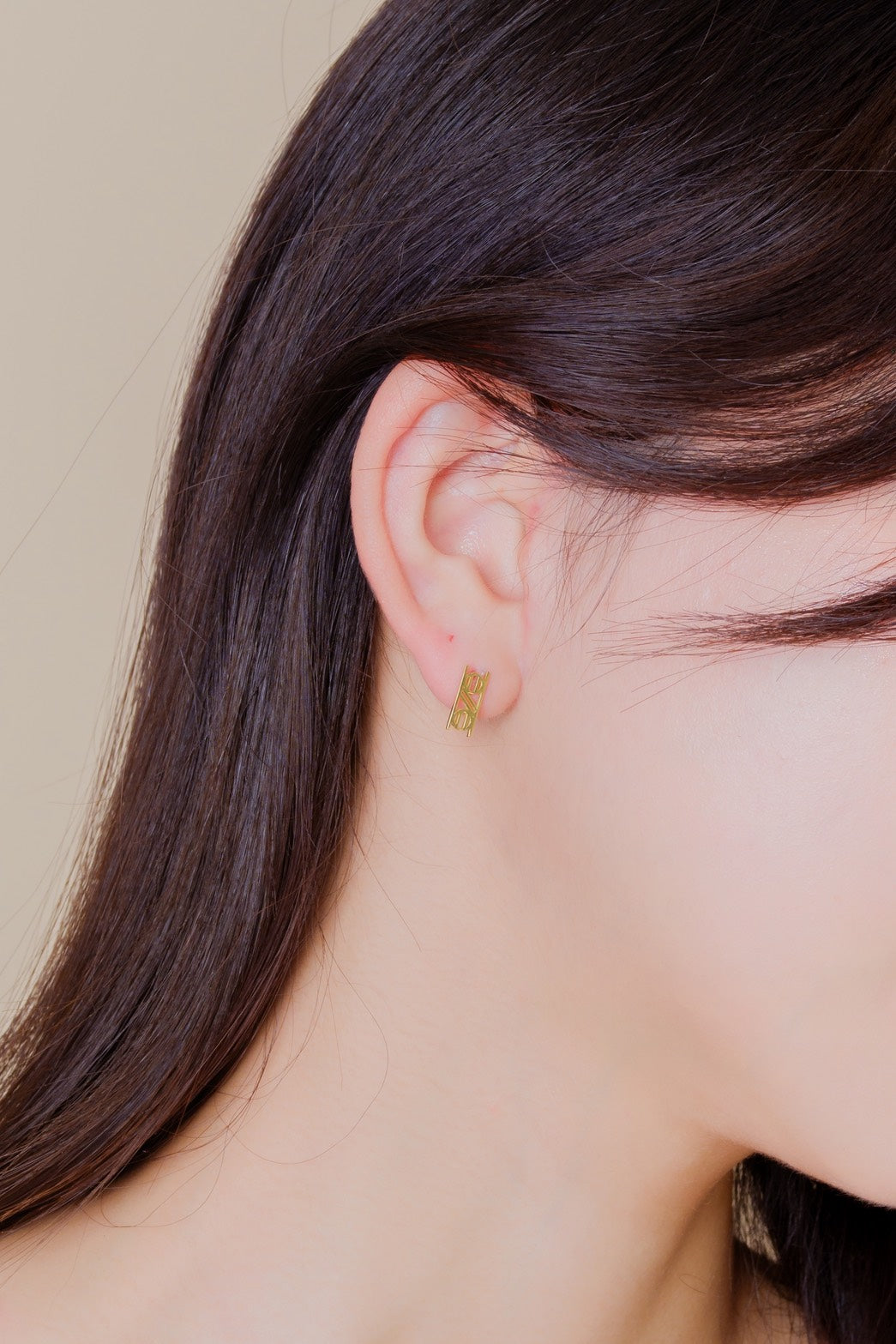 【エンブレムモチーフピアス　ONO】